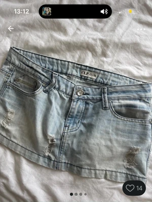 Ljusblå jeanskjol  - Snygg ljusblå jeanskjol som jag köpte på Vinted men den var för stor för mig! Fint skick! 
