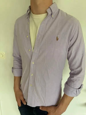 Ralph Lauren Skjorta - Ralph Lauren skjorta slim fit stretch Oxford| Pris: 449kr| Storlek: M| Skick: Mycket bra, 9/10| Hör av dig vid minsta lilla fundering eller fråga| 