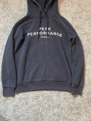 Peak Performance hoodie  - Snygg marinblå peak hoodie storlek S sitter super fint inget fel på de, pris går att diskutera!! Skriv om du undrar något