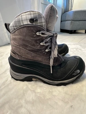 Varma vinterskor från The North Face – Stl 37 (Dam / Vattentäta) - Rejäla, varma och vattentäta vinterskor från The North Face i storlek 37. Supermysigt foder upptill och kraftig gummisula. De är fodrade med PrimaLoft, vilket gör dem extremt varma och lätta (håller värmen superbra även om det blir fuktigt).