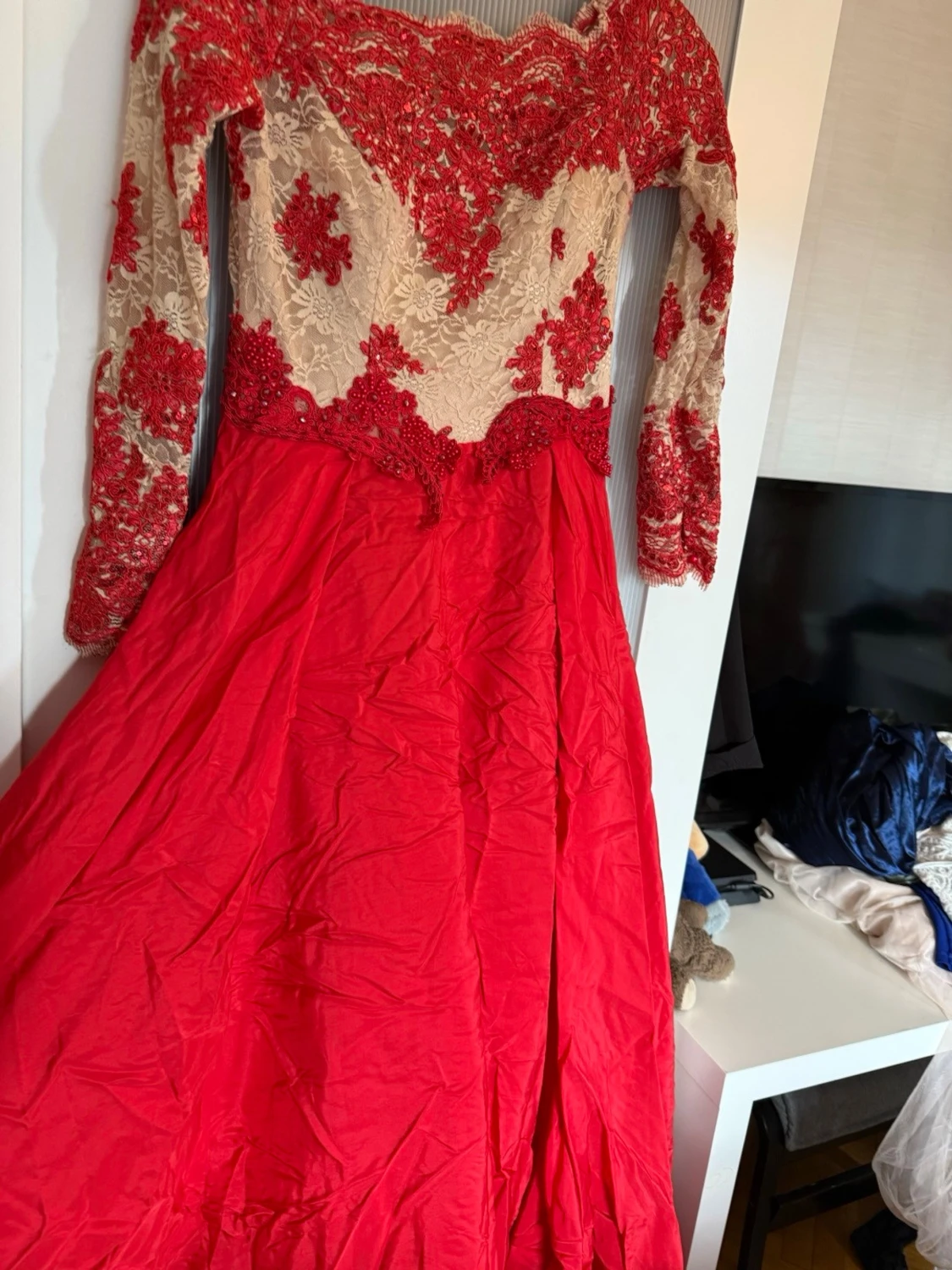 Rosa långklänning med spets och blommor - 5