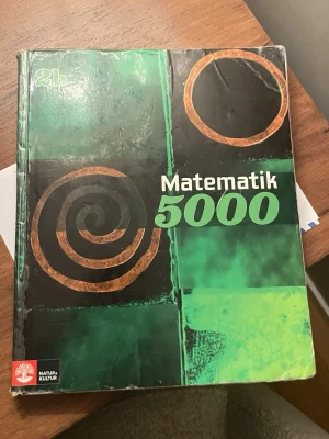 Matematik 5000 2b - Matematik 5000 2b är en kursbok i matematik och perfekt för gymnasieelever som läser matematik 2b. 