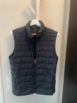 Ralph lauren väst - Tja! Säljer denna Ralph lauren väst som är helt fläckfri! Inga defekter och kvaliten är riktigt bra. Storleken passar small. Köpte västen för 2200, mitt pris blir 900 men kan däremot diskuteras vid snabbt köp! Hör av dig vid minsta fundering!