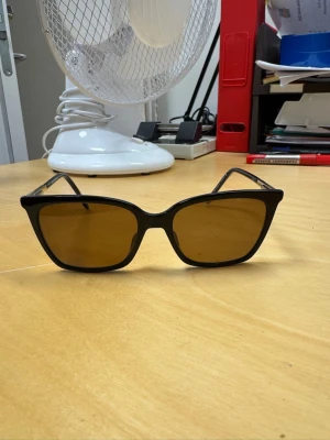 Marc Jacobs Svarta solglasögon med bruna glas - Snygga solglasögon med svart, fyrkantig båge och bruna glas. Modell nr 32261165. I bra skick