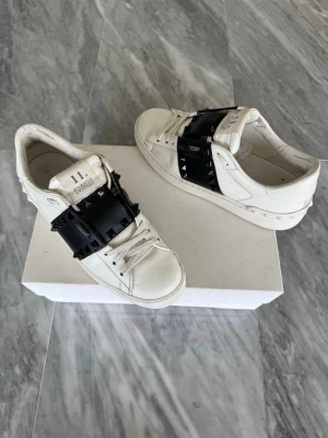 Valentino Rockstud skor - Valentino Rockstud skor - Fint skick - Tillbehör: Valentino kort och liten dustbag - Nypris: 6000kr - TrendWardrobe