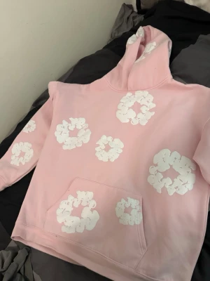  hoodie  - Tröjan är stor i storlek så de passar även L