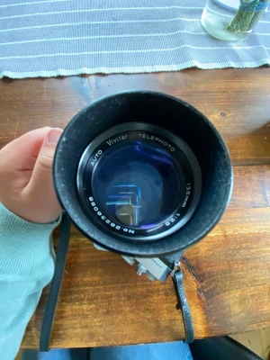 Konica autoreflex T - Säljer en klassisk systemkamera med ett Vivitar Auto Telephoto 135mm f/2.8-objektiv. Kameran är silverfärgad med svart objektiv och har en robust design i metall . Perfekt för dig som vill fota med vintagekänsla och gillar manuella inställningar.pris kan diskuteras 