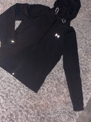 Under armour jacka  - Helt oanvänd beställde hem den o va dum o tog bort prislapp innan jag testade köptes för 1020kr sitter som S