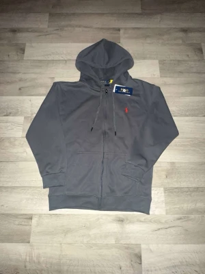 Grå hoodie från Polo Ralph Lauren - En helt ny Ralph Lauren snygg hoodie✅️ jätte fin och bra kvalitet på den💯.