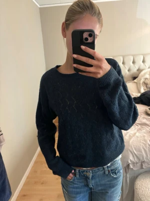 Stickad tröja  - Jätte fin mörkblå stickaftröja med fina mönster i tyget💙💙💙
