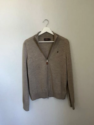 Stickad full zip Morris  - Beige stickad full zip från Morris i storlek XS, är i nyskick. Använd nån gång men är som ny. 