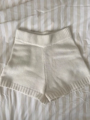 stickade shorts - krämvita stickade shorts i fint skick, högmidjade 