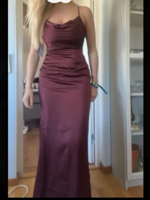 Vinröd satin klänning  - Vinröd satin klänning som jag köpte till balen förra året men aldrig kom till användning💕 Passar perfekt nu när balen närmar sig! Nypris 1299kr och är endast testad så lapparna är kvar🥰