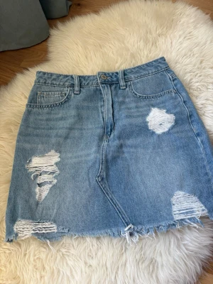 Blå jeanskjol från Hollister  - Jeanskjol från Hollister! Super snygg! Storlek W28🥰