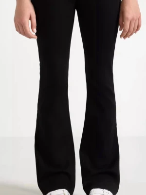 Svarta jeans flared leg st 170 - Svarta jeans st 170. Flared leg jeans Freja från Lindex, superbra skick.
