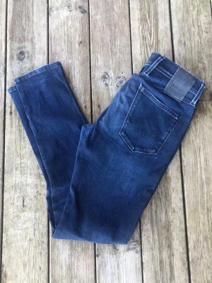 Replay Anbass - Säljer ett par riktigt snygga Replay Anbass. Storleken på jeansen är W29, L32. Passar XS/S/M. Perfekta till vardagslooken och passar till det mesta. Säljs för 249kr pga att jag inte får användning av dem och nypris är 1500-1800kr!☺️