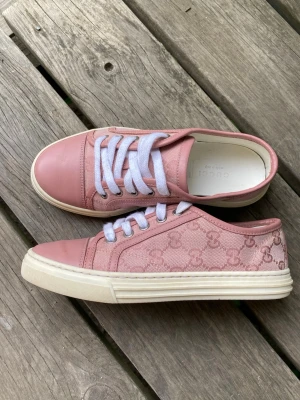 Gucci sneakers - Fina rosa Gucci sneakers med monogram mönster. Storlek 34 men passar 35 också💕