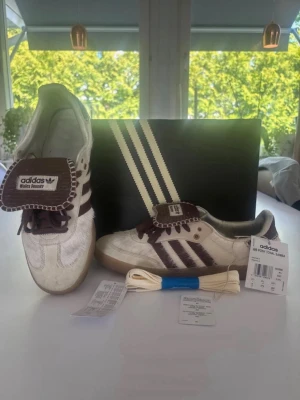 Adidas Wales Bonner - Tja! Säljer ett par feta Wales Bonner skor i grymt skick! Storlek 42,5 men sitter som 43. Innermått : 27,5cmFör mer frågor så hör av dig! Mvh JacobsCloset 