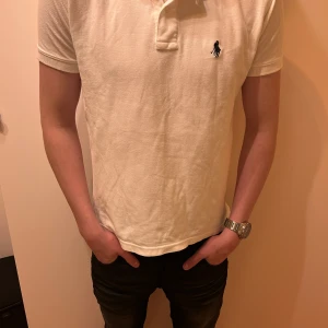 Polo Pike - Den är i perfekt skick o har inga defekter , den är perfekt till sommaren och hör gärna av er för mer info eller bilder 😊
