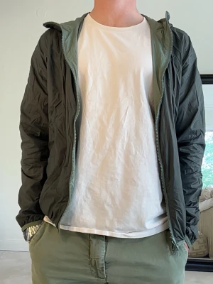 Colmar windbreaker jacka - Extremt fräsch Colmar jacka | Perfekt inför sommar, tunn | Mörkgrön färg | Storlek XS | I mycket bra skick | Skriv om du har några funderingar☀️ |