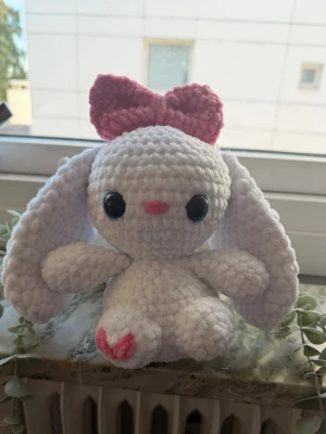Virkad kanin - Virkad vit kanin gjord med mjukt chenille garn, ca 25cm hög🩷