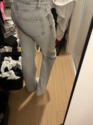 Ljusgrå raka jeans med mid midja - Säljer ett par ljusgrå jeans med raka ben och mid midja. Jeansen har klassiska bakfickor och är i en stilren, enkel design som passar till det mesta. Knappt använd, mycket bra skick. Skriv vid frågor ❣️