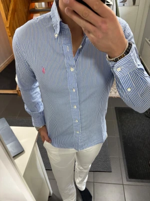 Ralph Lauren Skjorta - Passar M, skick 9/10. Pris 499, fraktas samma dag!