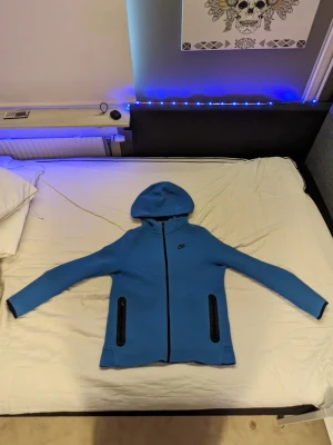 Nike tech blå - Säljer den för att den är för liten för mig har bara använt några gånger typ ny