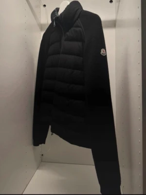 Moncler jacka  - Svart moncler jacka som är köpt på vestiare där den gick igenom äkthetskontrollen! Passar xs-m🩷sitter väldigt snyggt på!🌸