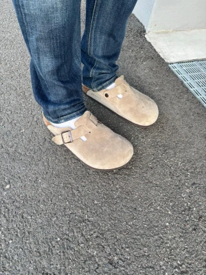  Birkenstock Boston - Säljer ett par klassiska Birkenstock Boston tofflor i beige mocka.  Självklart äkta och box samt taggar finns kvar.  Säljs pga fel köp av storlek så knappt använda 