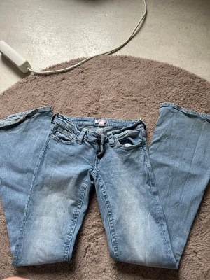 blå jeans - säljer mina jättefina lågmidjade jeans ifrån gina tricot, då jag inte får använding av dom, dels för dom är lite för långa 💗 