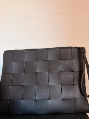 Bottega veneta väska  - Bottega veneta väska, aldrig använt. Om du har frågor eller funderingar är det bara att höra dig 😃
