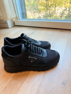 Prada skor  - Använt 2 gånger, som nya. Om du har några frågor eller funderingar så tveka inte att höra av dig 😃passar 43/44