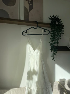 Vit kort klänning från Gina Tricot - Fin vit klänning som passar perfekt till varma sommardagar