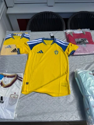 Sverige VM2026  - Sverige hemmatröja VM2026.                                           1 för 300kr 2 för 500kr 3 för 600kr                                        Storlekar small, medium och large