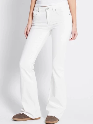 Vita bootcut jeans med låg midja - Säljer ett par vita bootcut jeans med låg midja och klassisk femficksdesign. Materialet är mjukt och stretchigt för extra komfort. I storlek medium full length❣️ Använda två gånger