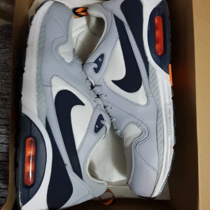 Nike air max storlek 44.5  - Storlek 44.5 men något små i storleken. Ord.pris 1300 kr. Sista pris 500 kr. Skickar spårbart och försäkrat i en alternativ låda. 