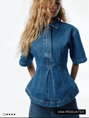 SÖKER❗️❗️❗️ - Söker denna jeansblus från H&M i storlek S, i färgen DenimBlå. Hör gärna av dig om du har en du vill sälja!💕