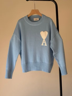 Ami sweater helt ny!! - Riktigt clean ami sweater som är stickad och passar till allt!! Vid frågor skriv 😀