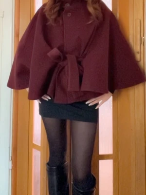 Trendig kappa - Trendig vinröd kappa från Gina tricot. Använd 1 gång dvs inga defekter. Storlek XS/S. 💓