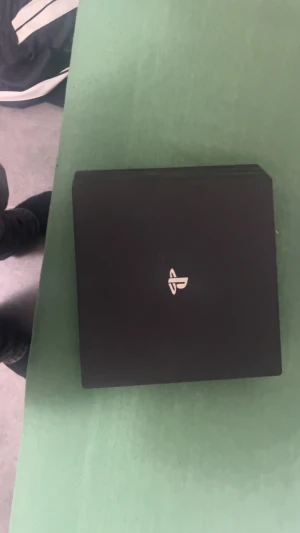 PlayStation 4 Pro - Snygg och kraftfull PlayStation 4 Pro i svart. Konsolen har tre USB-portar, HDMI och nätverksanslutning. Ytan ser välvårdad ut och har ingen kontroll bara självaste konsolen o sladd och det är 13.02 software upptatering 