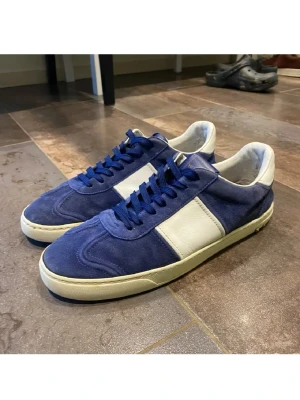 Valentino flycrew  - Säljer nu mina snygga Valentino flycrew skor pågrund av att de inte andvänds så ofta, de är i bra skick och det fattar bara 1 nit på ena skon. Det medkommer inga sulor även ingen box.