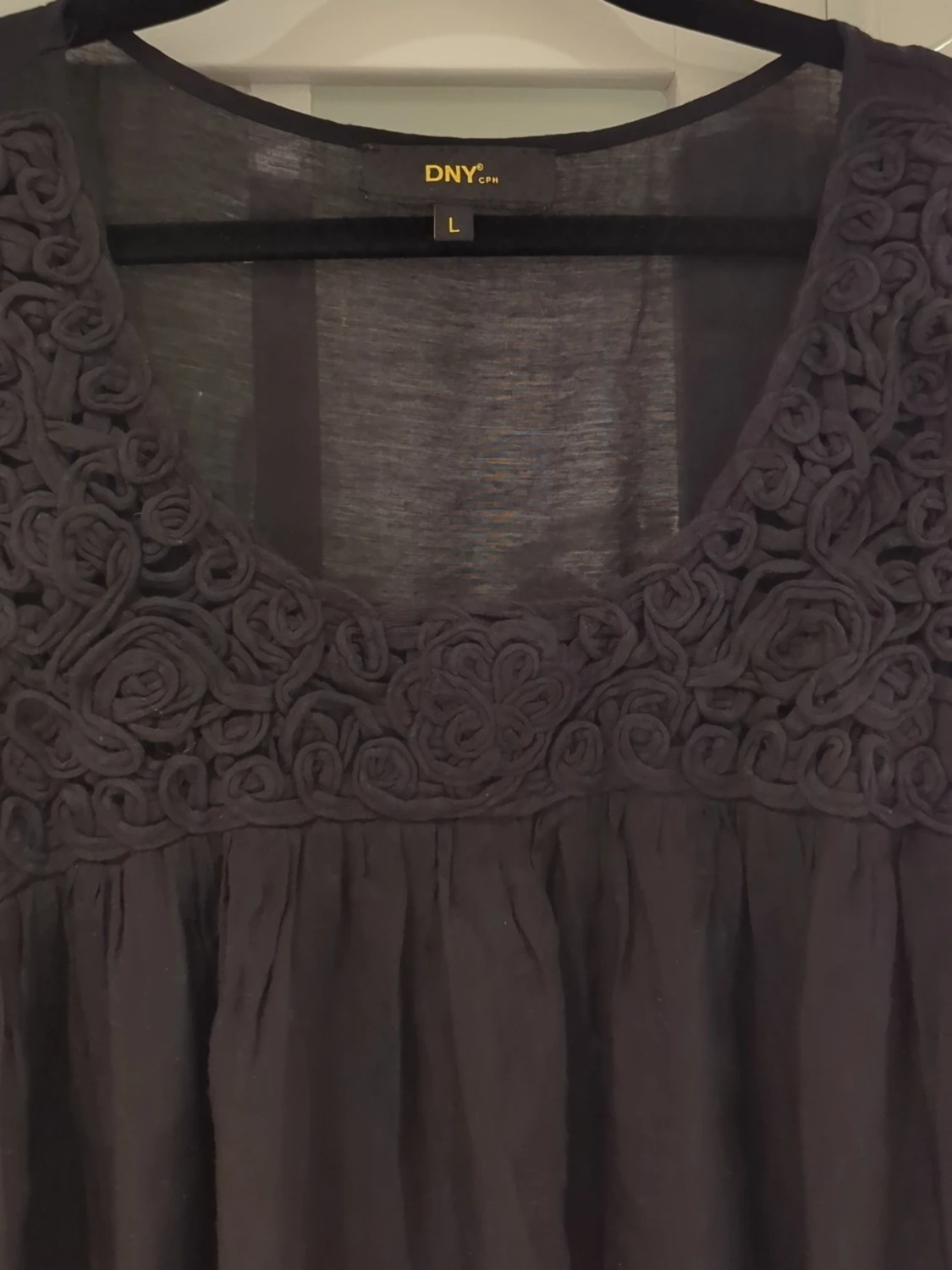 Svart ärmlös linnetopp från DNY - 1