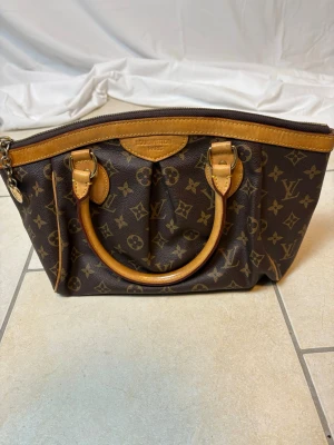 Louis vuitton tivoli väska  - Louis vuitton tivoli väska mycket bra skick vintage 