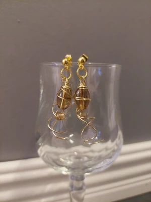 Handgjorda örhängen  - Örhängen med stift i stål och glas pärlor. Handgjorda av Dalkullans Teskedsringar 