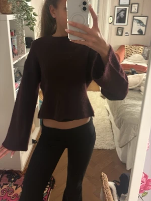 Vinröd volang stickad tröja - Vinröd jätte fin volang tröja från Gina tricot. Mycket bra skick. 