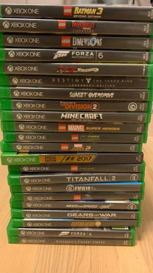 Xbox Spel - Säljer 22 stycken Xbox spel i fint skick. Perfekt om du vill fylla på spelhyllan eller hitta nya favoriter till ett bra pris.  Alla spel fungerar som de ska och är i bra skick. Spelen funkar både på Xbox One och de nya Xbox Series X, så de passar oavsett vilken konsol du har.  💰 Pris: 1 för 50 kr 2 för 90 kr 3 för 120 kr 5 för 180 kr Alla 22 för 700 kr  Paketpris prioriteras och kan diskuteras vid snabb affär.  Hämtas på plats eller skickas mot fraktkostnad. Först till kvarn gäller.