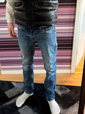 Blå raka jeans med klassisk passform - Säljer dessa pågrund av dom inte blir till användning. Jeansen funkar även som L32 i längd. En av framsidans ficka är ihopsydd från förra ägaren som sålde dom utan att säga att den va ihopsydd. Pris går diskutera vid snabbare affär!!!