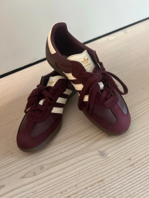 Supercoola Adidas Samba♥️ - Säljer mina jättefina Adidas Sambas♥️♥️Endast använda en gång!! Storlek 37 o 2/3. 