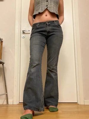 🍒Levi’s vintage flare jeans 🍒 - 🍒ALL I EVER WANTED🍒Svinsnygga Levi’s med låg midja å bootcut/flare. Midjemått: 39cm rakt över (lågmidjat) Innerbenslängd: 78cm. Litet hål på ena knät och baken. Modellen är 172cm lång för ref.🍒